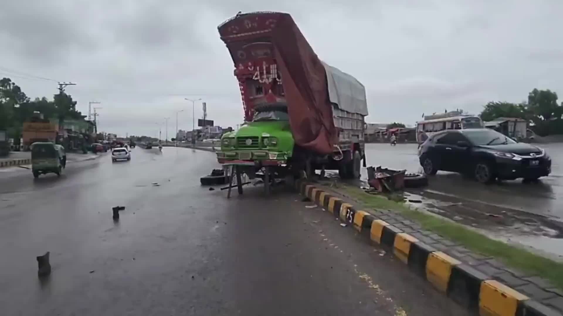 巴铁师傅维修趴窝在大马路上的事故卡车全过程。