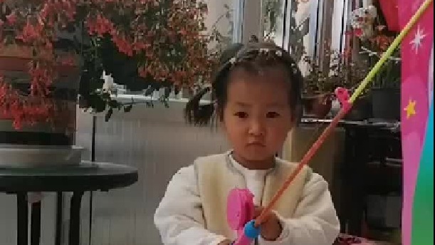 糖糖跟着爷爷学唱《小燕子》