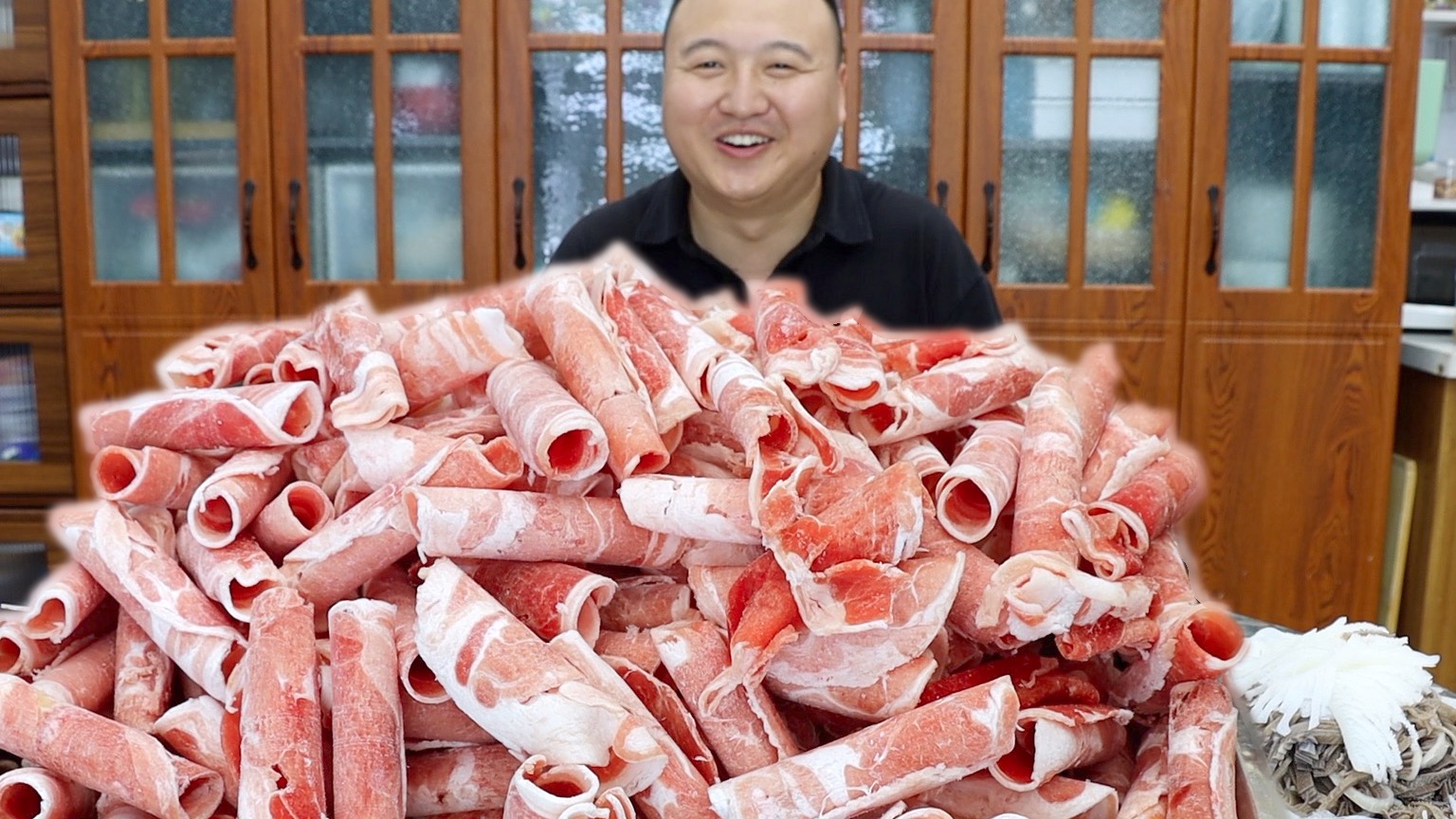 天气暴晒，阿强在空调房里，6斤羊肉做爆辣火锅，辣爽过瘾，刺激