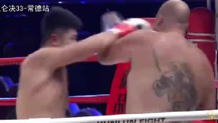 美国重磅级拳王嘲讽中国人，被散打巨人爆揍十一拳