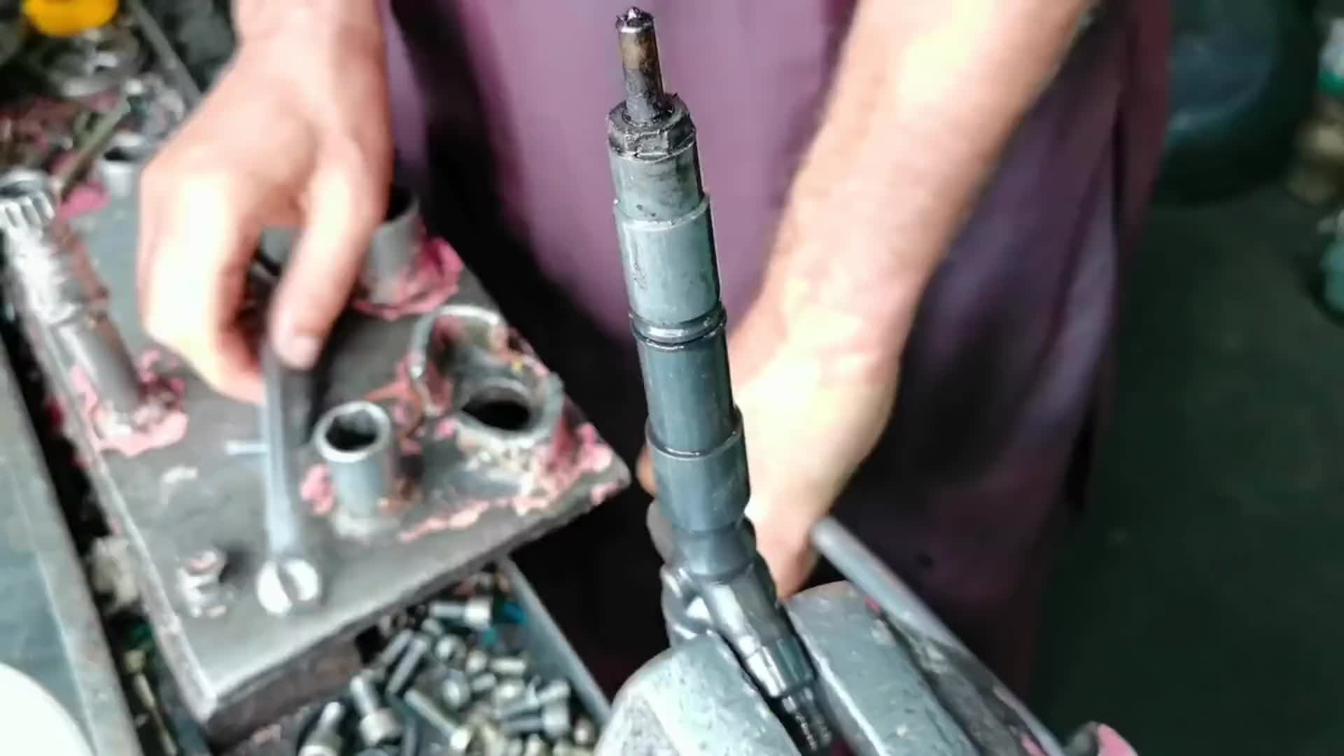 巴铁师傅维修五十铃发动机柴油喷油嘴全过程。