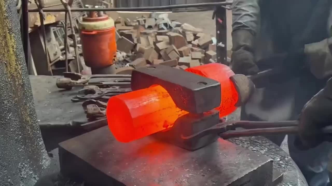 巴铁师傅制造卡车后桥实心轴头全过程。
