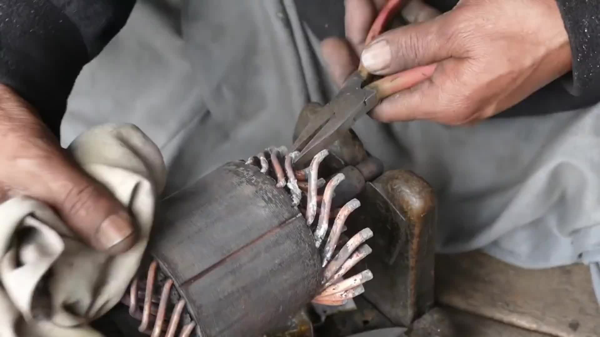 巴铁师傅维修保养卡车起动机转子全过程。