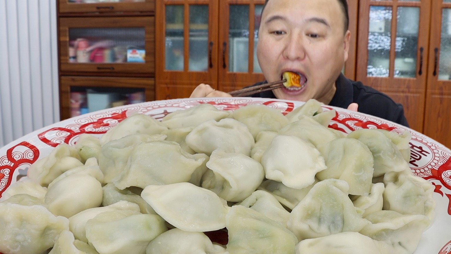 有粉丝留言，想看我吃30个饺子，我必须安排。