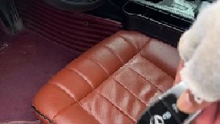 车钥匙锁车里，门打不开了