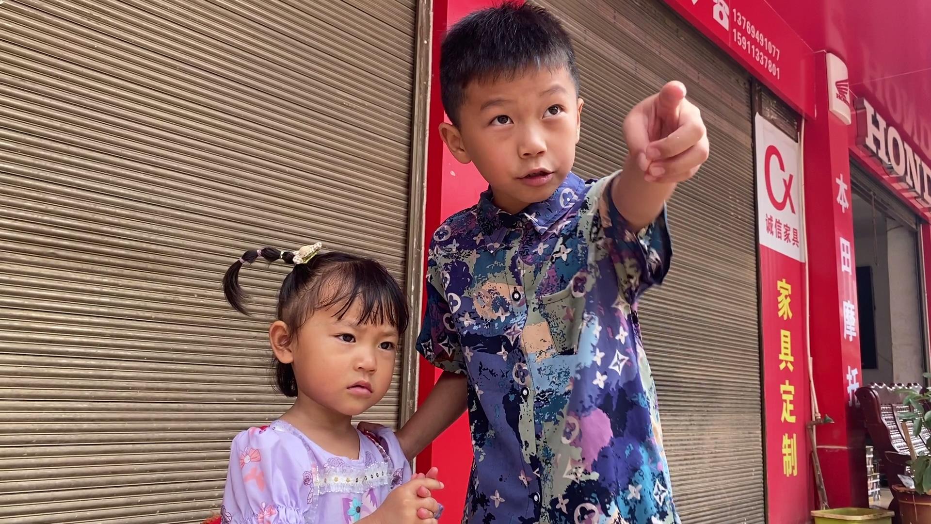 父亲在睡觉，6岁哥哥带3岁妹妹悄悄外出，看看哥妹俩是去干啥？