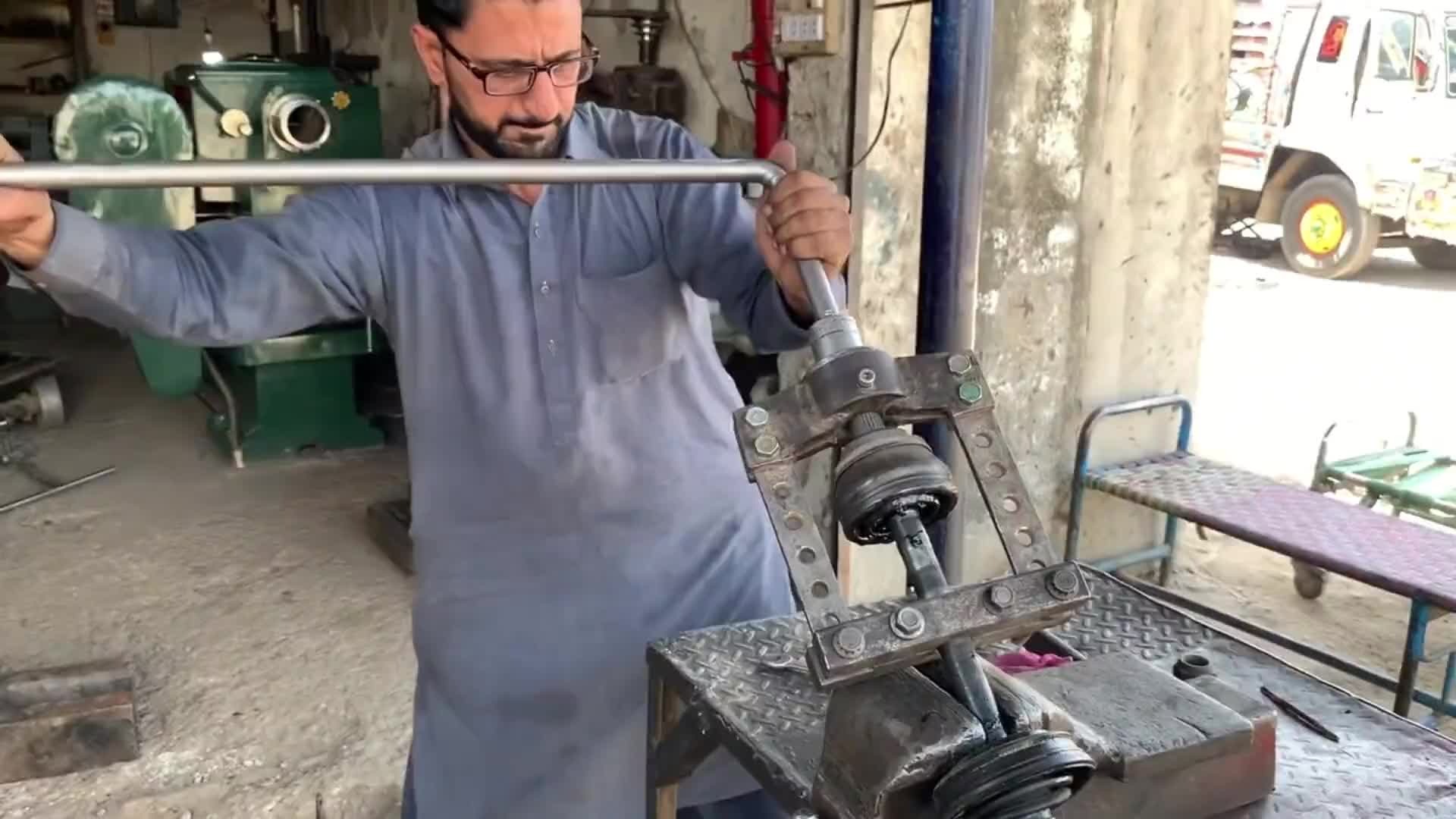 巴铁师傅指导车主拆卸半轴外球笼全过程