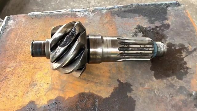 巴铁师傅维修打齿的差速器齿轮轴全过程。