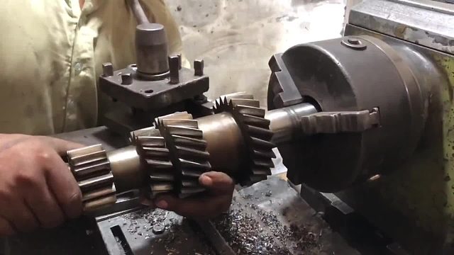 巴铁师傅维修卡车变速箱副轴全过程。