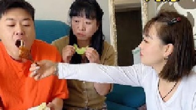 本想把鸡腿给老公吃，没想到婆婆竟然这样做！
