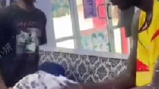 国外整蛊综艺，专业洗头20年，但是来过的每一位客人都不会再光顾，这是为什么呢