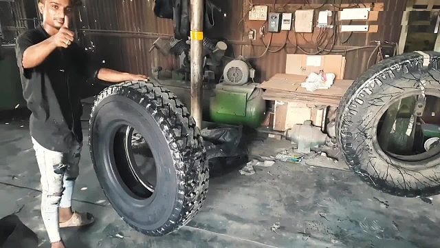 巴铁师傅翻新卡车轮胎全过程，这操作不服都不行。