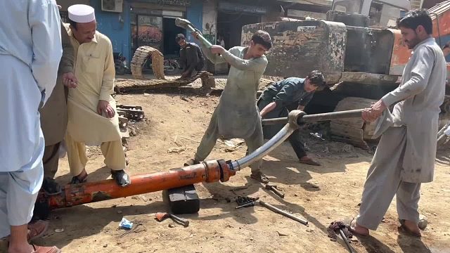 巴铁师傅维修挖掘机液压杆全过程。