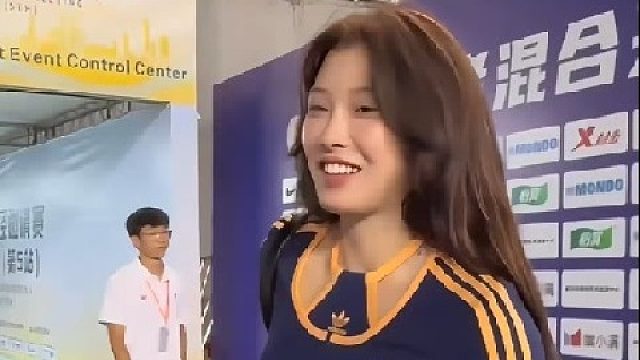 吴艳妮退赛便装现身赛场！竟被粉丝追着跑！ 