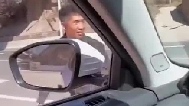 刚出门汽车就被剐蹭，对方问了句话，下一秒竟然跑了！