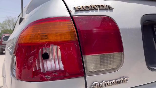 巴铁师傅维修汽车尾灯全过程。他能将一个破碎的尾灯恢复如新。