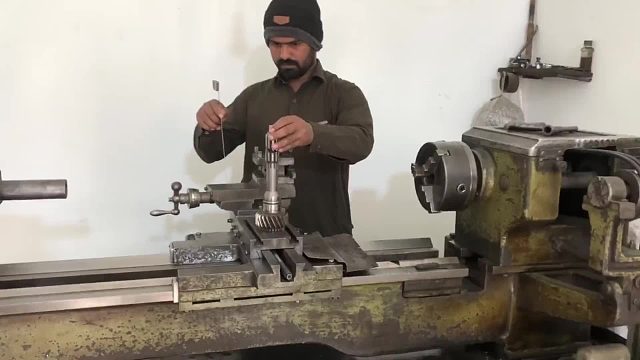 巴铁师傅维修变速箱一轴全过程。用砂轮机开槽真是惊呆了我。