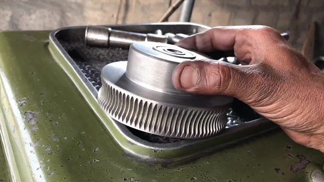 巴铁师傅用车床当做滚齿机使用，真的是大开眼界。