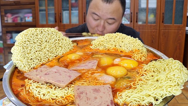 岳父送十斤牛排，阿强做清炖牛排泡面，大口吸面，大口吃肉，过瘾