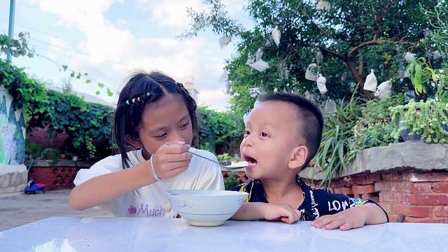 农村姐弟相差6岁，弟弟起床肚子饿，姐姐如何待弟弟