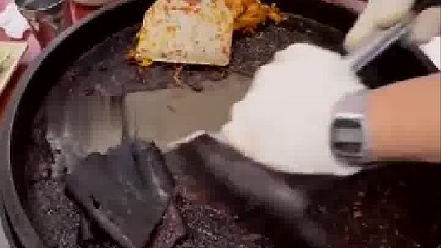 上一桌客人刚走，服务员当着这桌客人的面清理，结果客人都看饱了