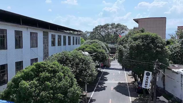 母校是一个你在心里吐槽无数遍，却不容许别人说半点坏话的地方！评论区写下曾经在母校最深刻的回忆吧！