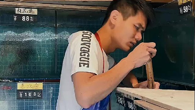 都是旧厂街出来的,谁不会“卖鱼”