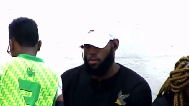 “ 会打球吗？这位家长”