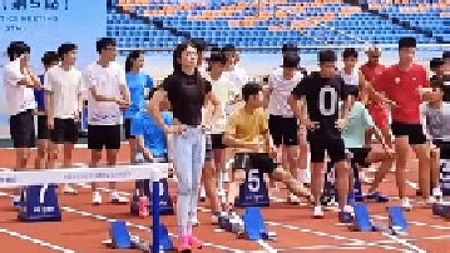 吴艳妮身材完美！大长腿展示惊人爆发力！