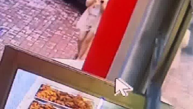 饭店员工把刚出锅的猪蹄放在外面晾凉，店老板路过看到闲的没事干，偷藏起来一盘，下一秒全员出来找猪蹄