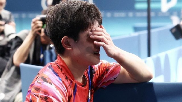 被樊振东逆转！张本智和用中文交流，从怒吼庆祝到摇头郁闷