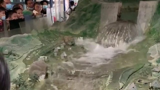大坝坍塌的那一刻确实非常惊人，洪水的模拟效果也很逼真