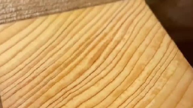 薄如蝉翼的木头片，照这样刮一天，木头只受了点皮外伤！