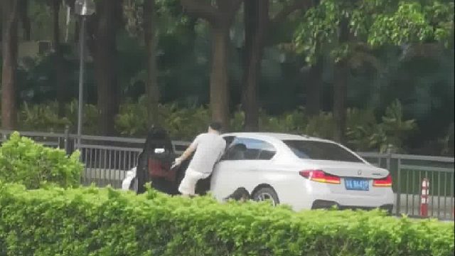 大马路上幸好这女的没事，最终男的扬长而去……