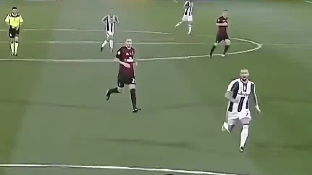 守门员足球赛场那些顶级的过人技术瞬间，简直真的太幻灯片了！