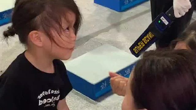 过安检女孩一脸不情愿的掏出兜里的东西~