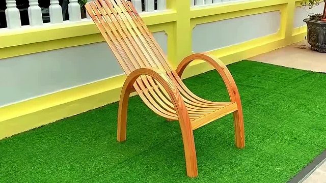 农村手艺人利用几根木条，就制作出精美的躺椅，真是高手在民间啊