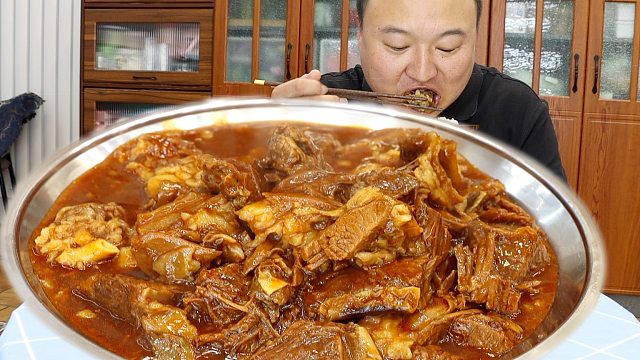 老丈人拿来15斤牛肉，阿强做黄焖牛肉，酱香四溢，拌饭超给力！