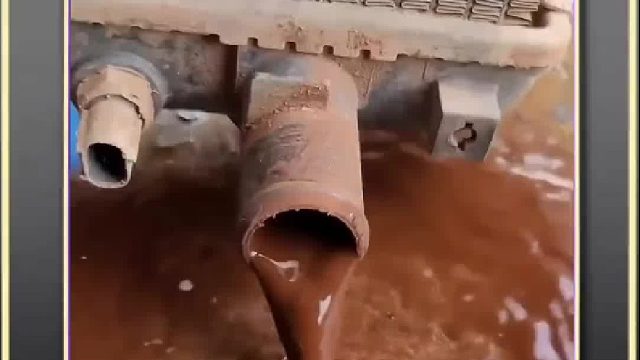 巴基斯坦师傅清洗堵塞的水箱，让其内部焕然一新