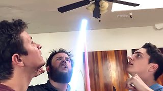 男人意外獲得了一把無堅不摧的光劍