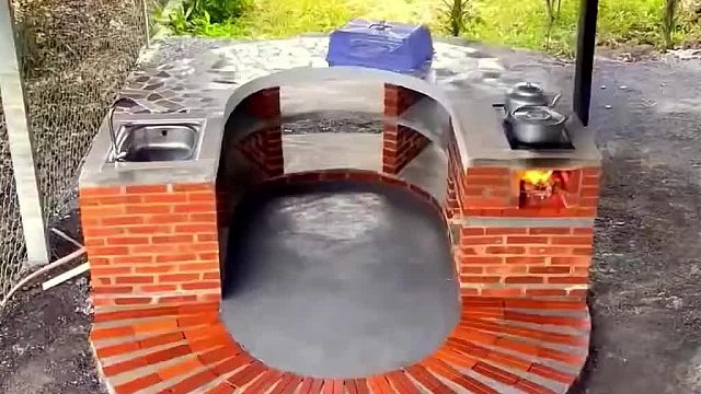 农村师傅砌建出非常有创意的柴火灶台，不仅功能齐全还非常的漂亮