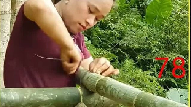 研磨玉米  制作爆米花  分享给小朋友