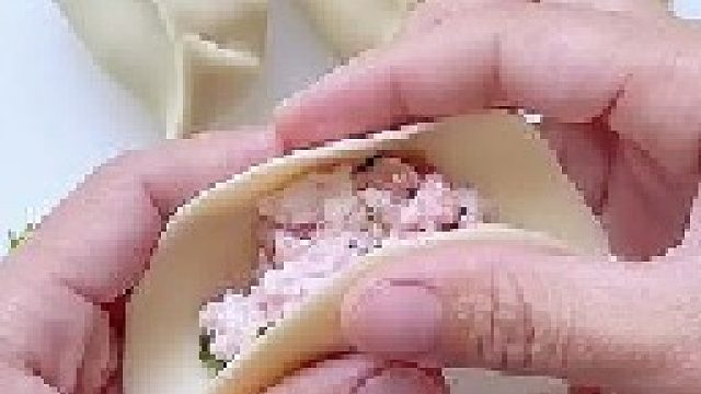 家里来客人，饺子一定要包个十全十美的。