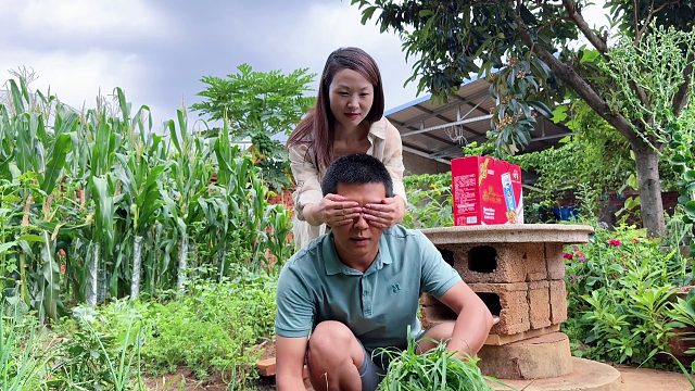 老婆孩子不在家，表姐偷偷来家里，场面十分尴尬