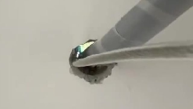 工人高空作业时，用墙壁作为锚点支撑，网友：这墙的质量杠杠的