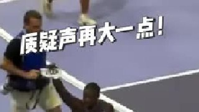 将写有名字的号码布高举过头顶，这一刻属于诺亚莱尔斯！