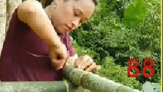 挖趣色泽诱人的红薯 并带市场进行售卖