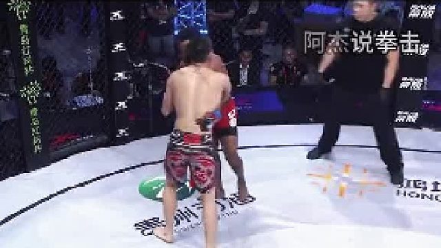 美国黑人调戏中国女孩！挑衅要打死中国选手！不料被锁死在擂台上