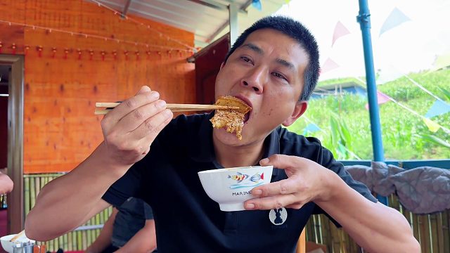 老婆孩子不在身边，野光去山里吃肉，没想到还有意外收获