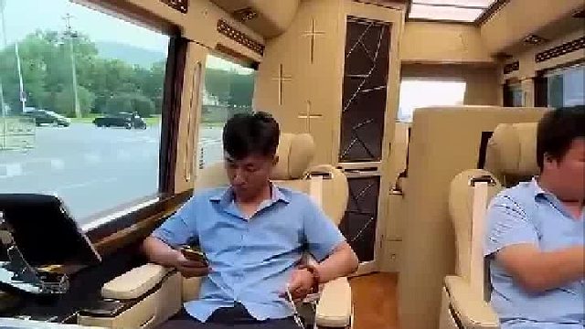 高端商务车里面，原来是这样的设计，难怪老总喜欢坐后面